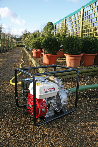 motopompa przydatne narzędzie w ogrodzie podczas suszy